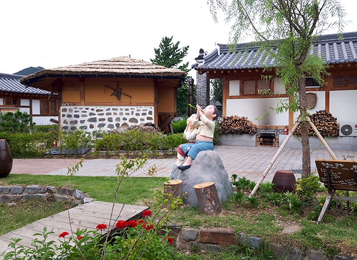 Village des hanok de Gonju (en haut, en bas à gauche), activité de preparation du tteok injeolmi (en bas à droite) (aut : Village des hanok de Gonju)