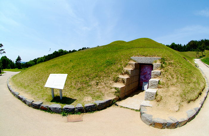 Muryeongwangneung (en haut), Exposition à l’intérieur des tombes royales Songsanri (en bas à gauche), vestiges tombes Muryeongwanggneung dans le musée national de Gonju (en bas à droite)
