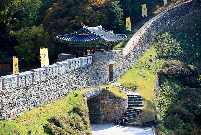 Geumseoru (en haut), Manharo et étang (en bas à gauche), Ssangsujeong (en bas à droite)