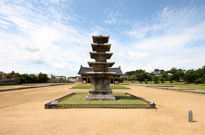 Pagode de cinq étages Jeongnimsaji (en haut), brûleur d’encens en bronze doré de Baekje (en bas à gauche), Musée national de Buyeo (en bas à droite)