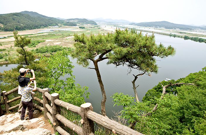Paysage aux alentours de Nakhwaam (en haut), chemin de fôret Busosanseong (en bas à gauche), Geumgang (en bas à droite)