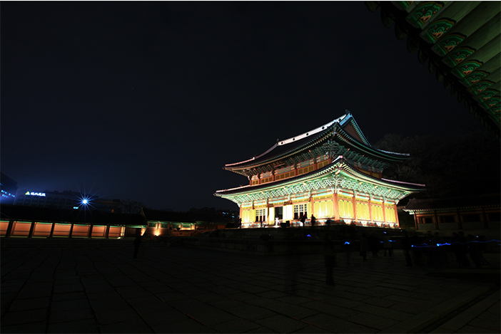 Halle Injeongjeon bei Nacht