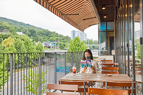 ブックパークラウンジ屋外テラス