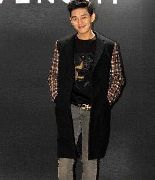刘亚仁(유아인)