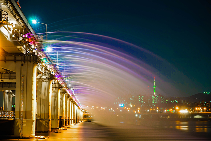 照片) 盘浦大桥月光彩虹喷水