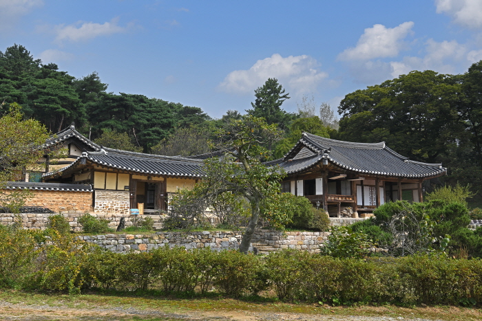 Social Distancing Overnight at a 300-year-old House Myeongrjaegotaek(Historic House) in Nonsan