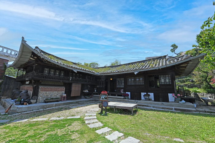 Daemyeongheon House, a healing hanok stay for families, where traces of Kim Gu (Baekbeom) remain
