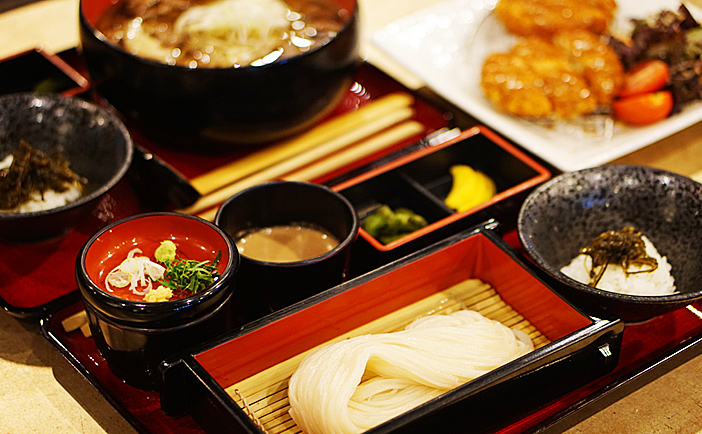 二味せいろ(上)、エビクリームコロッケと店で販売されているつゆ(下)