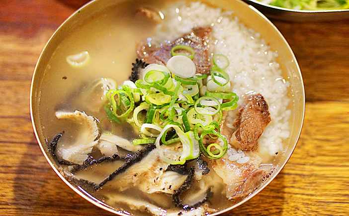 河東館の特コムタンと店内の様子