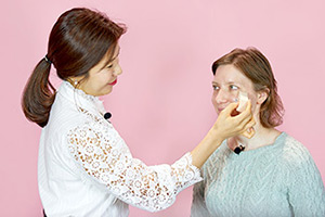 Make-up-Künstlerin Cho Myeong-ae (links)