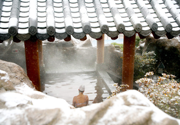 瓦屋根の露天風呂(写真提供:リソムリゾート)