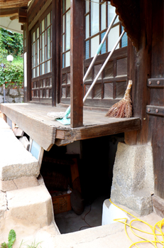 Underground shelter of Daemyeongheon House where independent movement activists used to hide