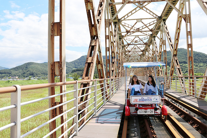 Gimhae Nakdonggang rail bike & Wine Tunnel (Credit (top): Gimhae Nakdonggang Rail Park)