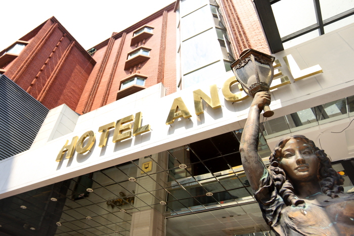 Classic exterior and clean rooms! Angel Hotel, a perfect place in the city to stay with your friends