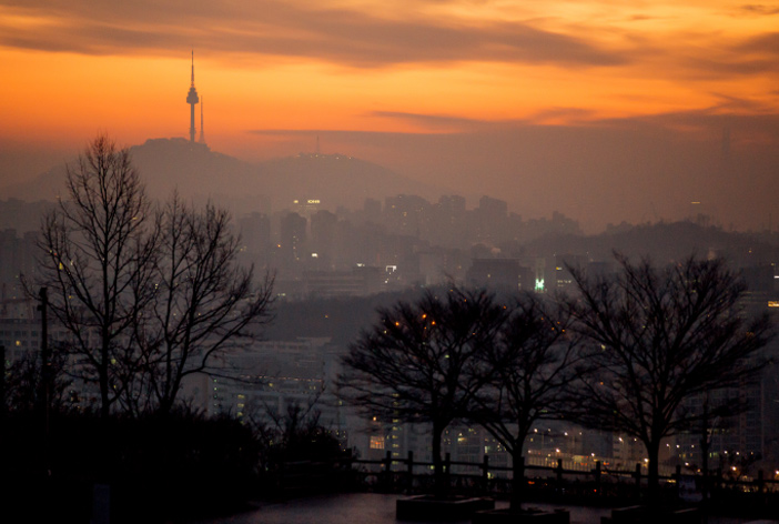 Ausblick auf den Sonnenaufgang am Berg Namsan vom Haneul-Park