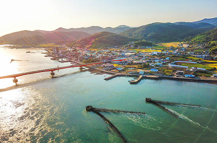 Jukbangryeom (top & left; credit: Namhae-gun Office) / Sunset at Jijok Strait (right)