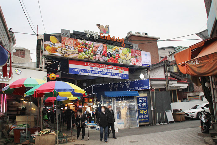 街の市場の入口（上）　/　ホットクの食べ歩き（左下）　/　お土産の調達も可能（右下）