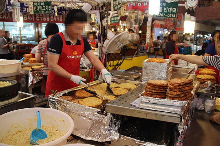 有名なピンデトック(緑豆チヂミ＝上)　/　屋台には旨いものがずらり（左下）　/　名物麻薬キムパッも忘れずに（右下）