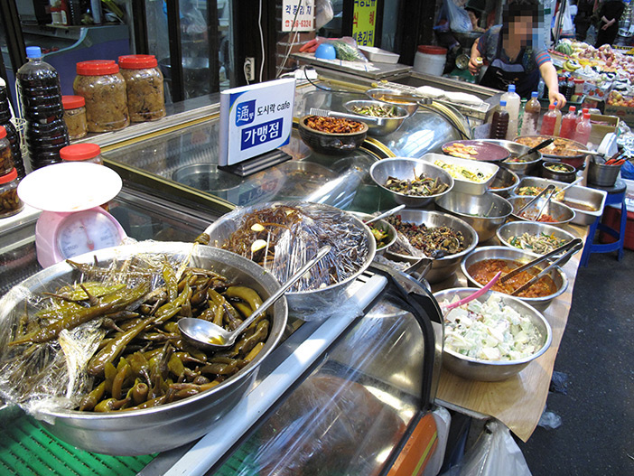 種類豊富な選べるおかず（上）　/　おかず購入用のコイン（左下）　/　自分だけのオリジナル弁当が完成（右下）