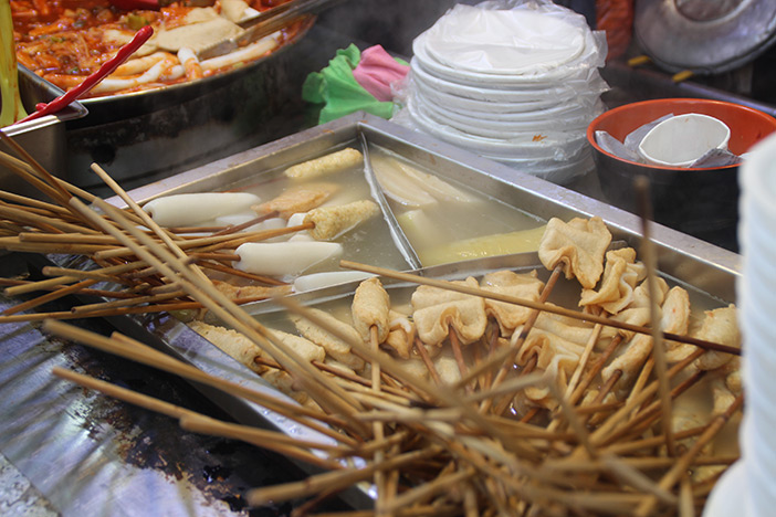 市場内の練り天の屋台（上）　/　丸い練り天も有り（左下）　/　買って帰ることもできる（右下）