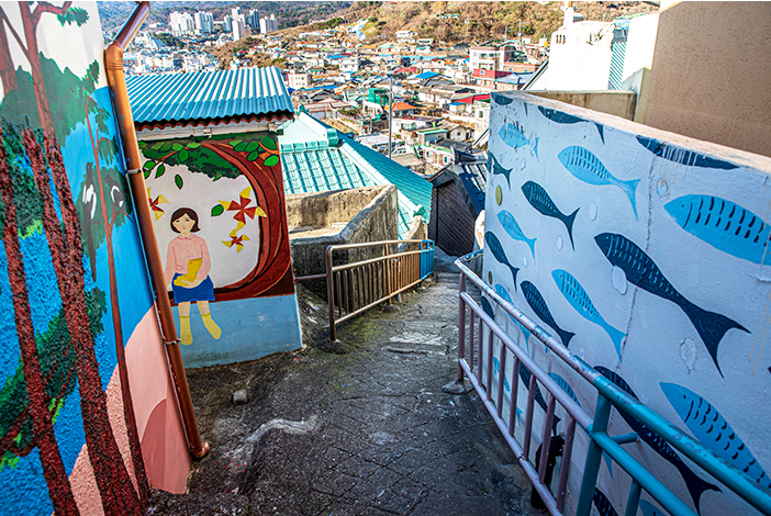 東海・ノンゴルダムキル（上・左下）／東海ノンゴルダムキルから臨む海辺の風景（右下） 
