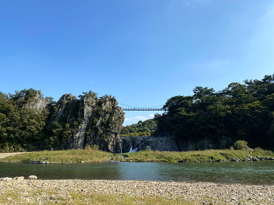 水周八峰風景（上）、水周八峰吊橋（左下）、『ヴィンチェンツォ』ロケ地案内板（右下）