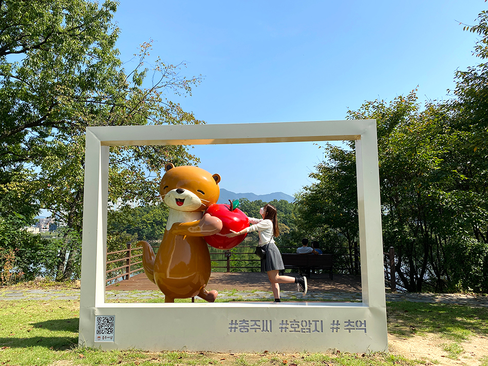 虎岩池にある「チュンジュシ」のフォトゾーン（上）、虎岩池の散歩道（左下）、虎岩池の風景（右下）
