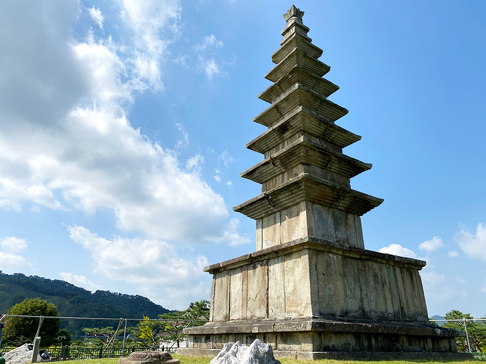 七層石塔（中央塔）（上）、 『愛の不時着』ロケ地案内板（左下）、『愛の不時着』のベンチ（右下）