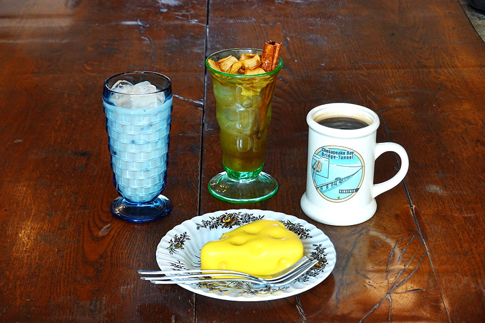 飲み物とチーズケーキ