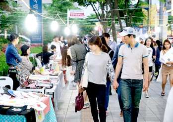 Credit: Free Market in front  of Hongik University