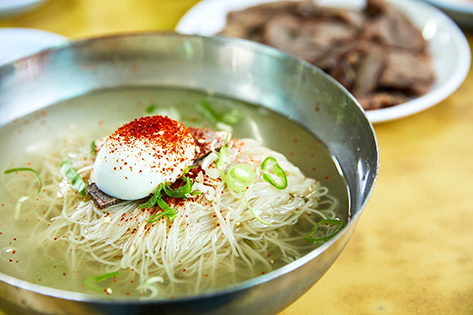 平壌冷麺（左）