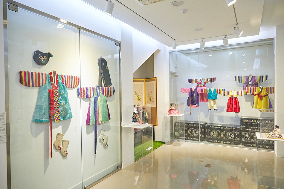 韓国セクトン博物館展示室（上）、韓国伝統の色彩で原色鮮やかなセクトンの子ども用韓服（左下）、韓国の伝統装身具（右下） 