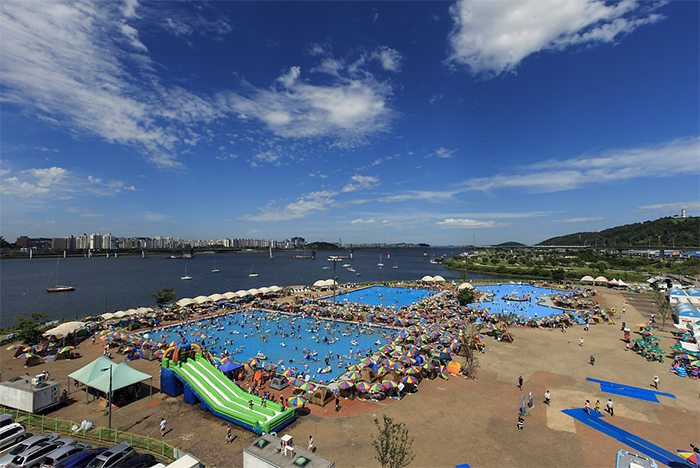 望遠漢江公園游泳池(圖片來源: 首爾市)