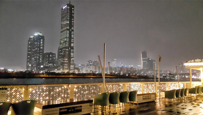 從漢江遊覽船上所看到的汝矣島夜景(圖片來源: E-land遊覽船)