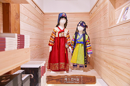 Koreanisches Saekdong-Museum (oben), Schaufensterpuppen im Hanbok (unten links) & traditionelle koreanische Accessoires (unten rechts) 