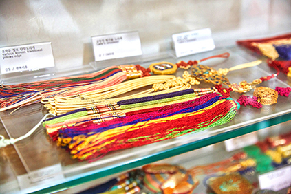 Koreanisches Saekdong-Museum (oben), Schaufensterpuppen im Hanbok (unten links) & traditionelle koreanische Accessoires (unten rechts)