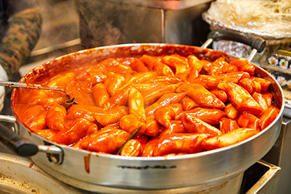 Eingang zum Markt (oben), Tteokbokki auf dem Markt (unten links) & beliebter Wintersnack eomuk (unten rechts)