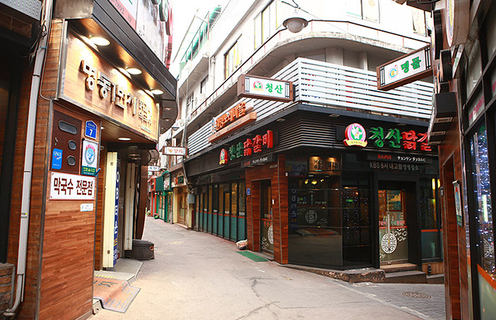 炒鸡排胡同(上, 下右),春川明洞街(下左)