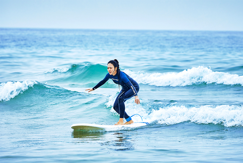Surfkurs bei Surfyy Beach (Quelle unten rechts: Min Hye-kyung, Surfyy Beach)