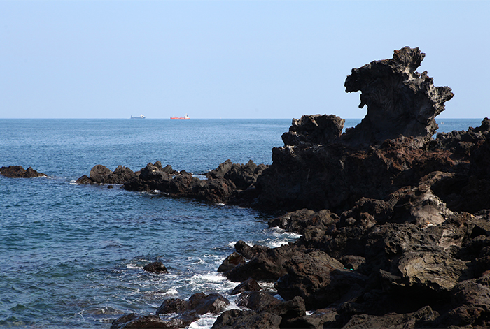 Felsen Yongduam (oben) & Samseonghyeol und Volks- und Naturkundemuseum Jeju (unten)