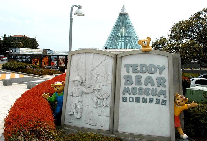 Teddybärenmuseum (Quelle oben: Jeju Teddy Bear Museum)