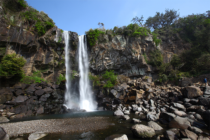 Wasserfall Jeongbangpokpo (oben) & Kunstmuseum Waljong (unten) (Quelle: Waljong Art Gallery)