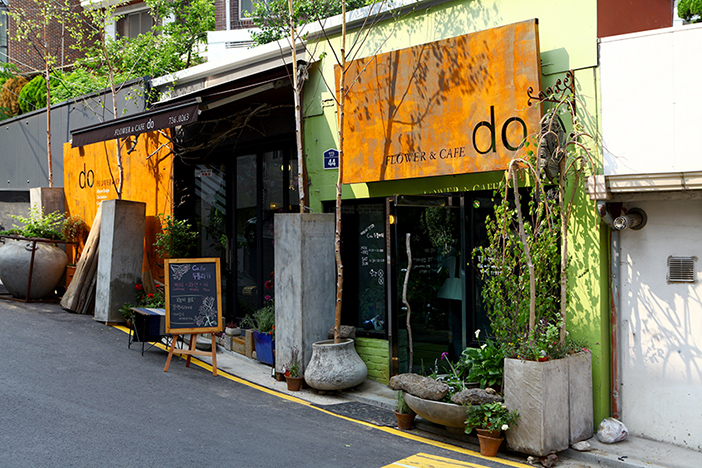 Seochon street and Daeo Bookstore (Bottom right credit: Seoul Tourism Organization)  