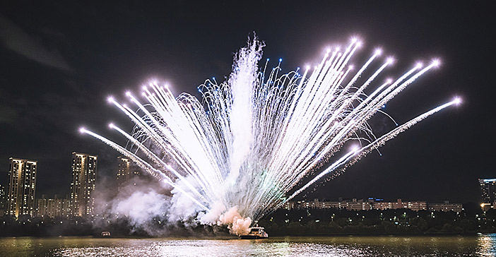 Fireworks Cruise (Top & right credit: Eland Cruise) / Lotte World Tower Seoul Sky Countdown (left credit: Seoul Sky)