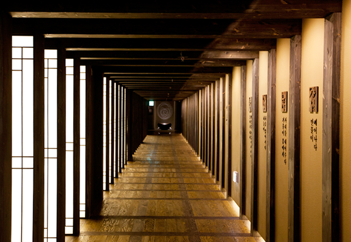 The display wall of seasonal divisions & customs is a space to show seasonal customs and foods according to Korea's four distinctive seasons, further expounded into 24 seasonal divisions.