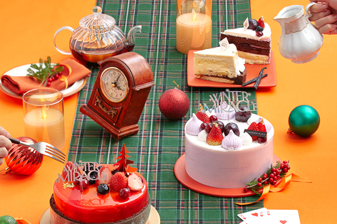 Variety of Christmas cakes (Credit: TWOSOME PLACE)
