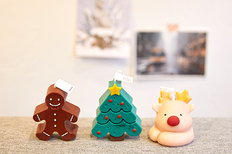 アロマキャンドルブランド「BYEON」のクリスマスキャンドル（上）、 「BYEON」のクリスマスキャンドル（左中）、火をつけるとムードも満点！（右中）、アロマキャンドルブランド「BYEON」のクリスマスキャンドル（下）