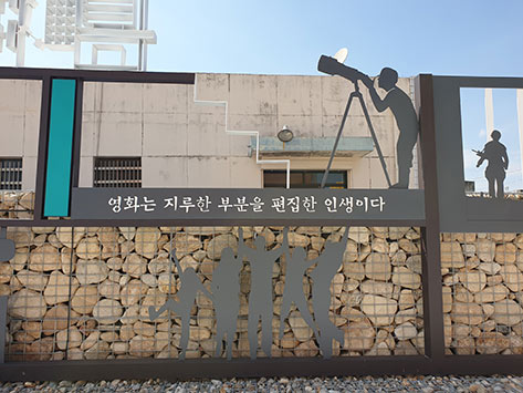 広場にある映画関連のモニュメント