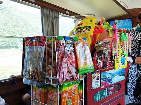 乗客の気分を盛り上げてくれる車内販売