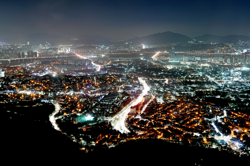 在南山首爾塔俯瞰首爾夜景